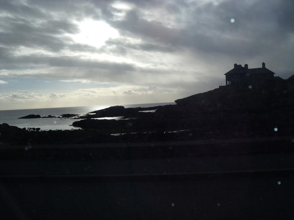 Monravon Guest House Holyhead Buitenkant foto