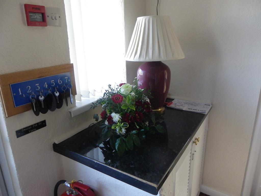 Monravon Guest House Holyhead Buitenkant foto