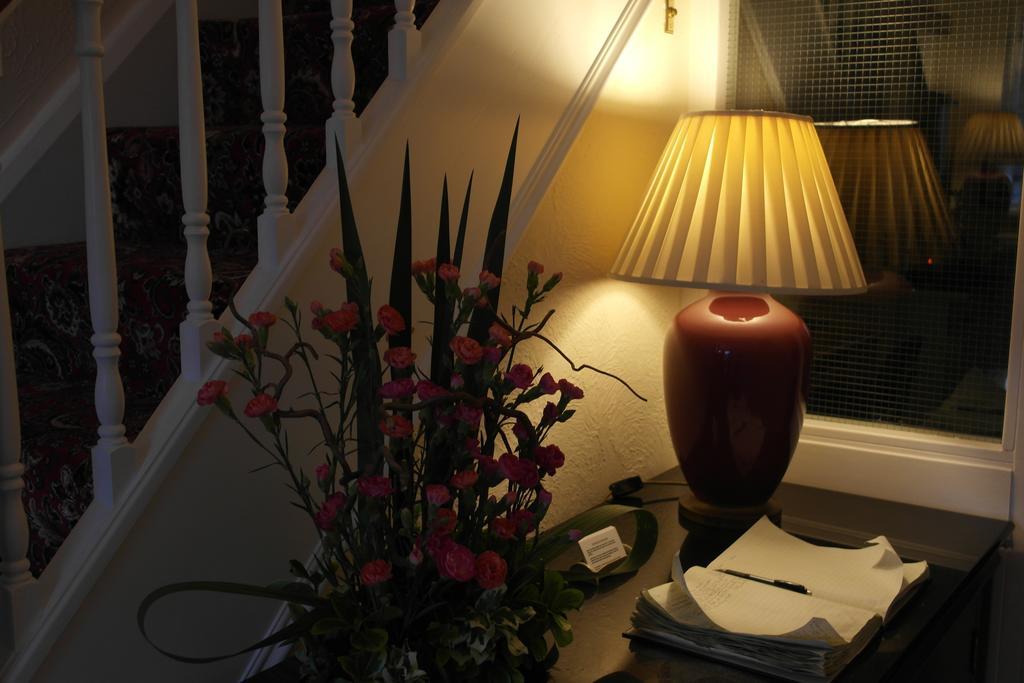 Monravon Guest House Holyhead Buitenkant foto