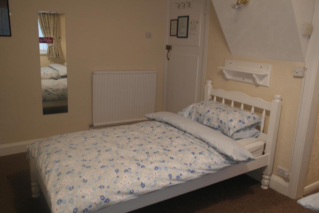 Monravon Guest House Holyhead Buitenkant foto